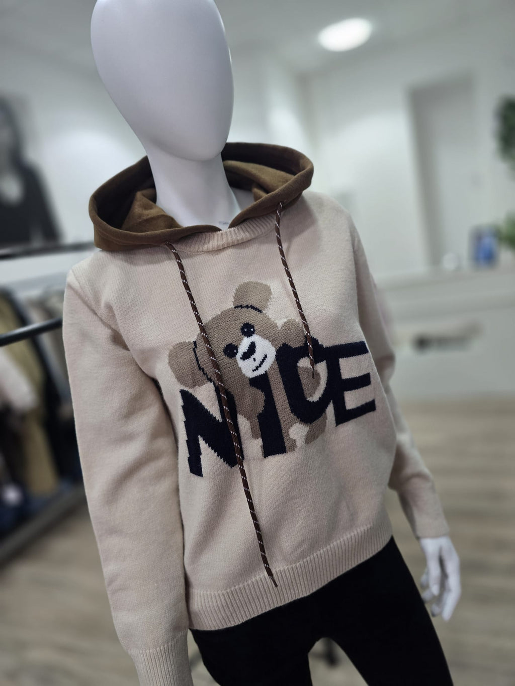 Gestrickter "Nice Bear" Pullover mit Kapuze