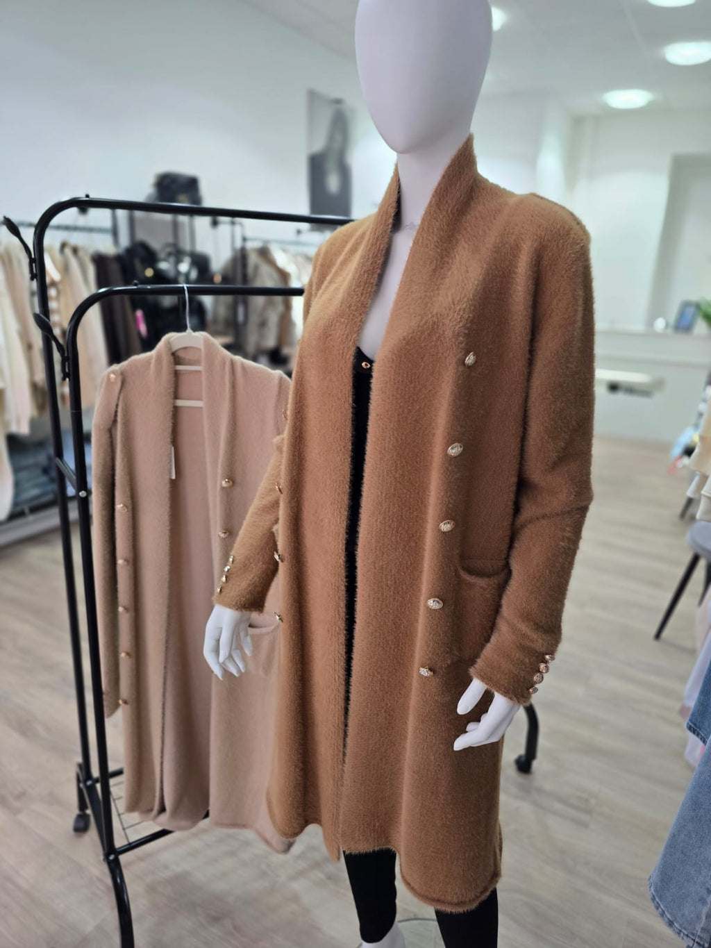 Langer Bouclé-Cardigan mit eleganten Knöpfen