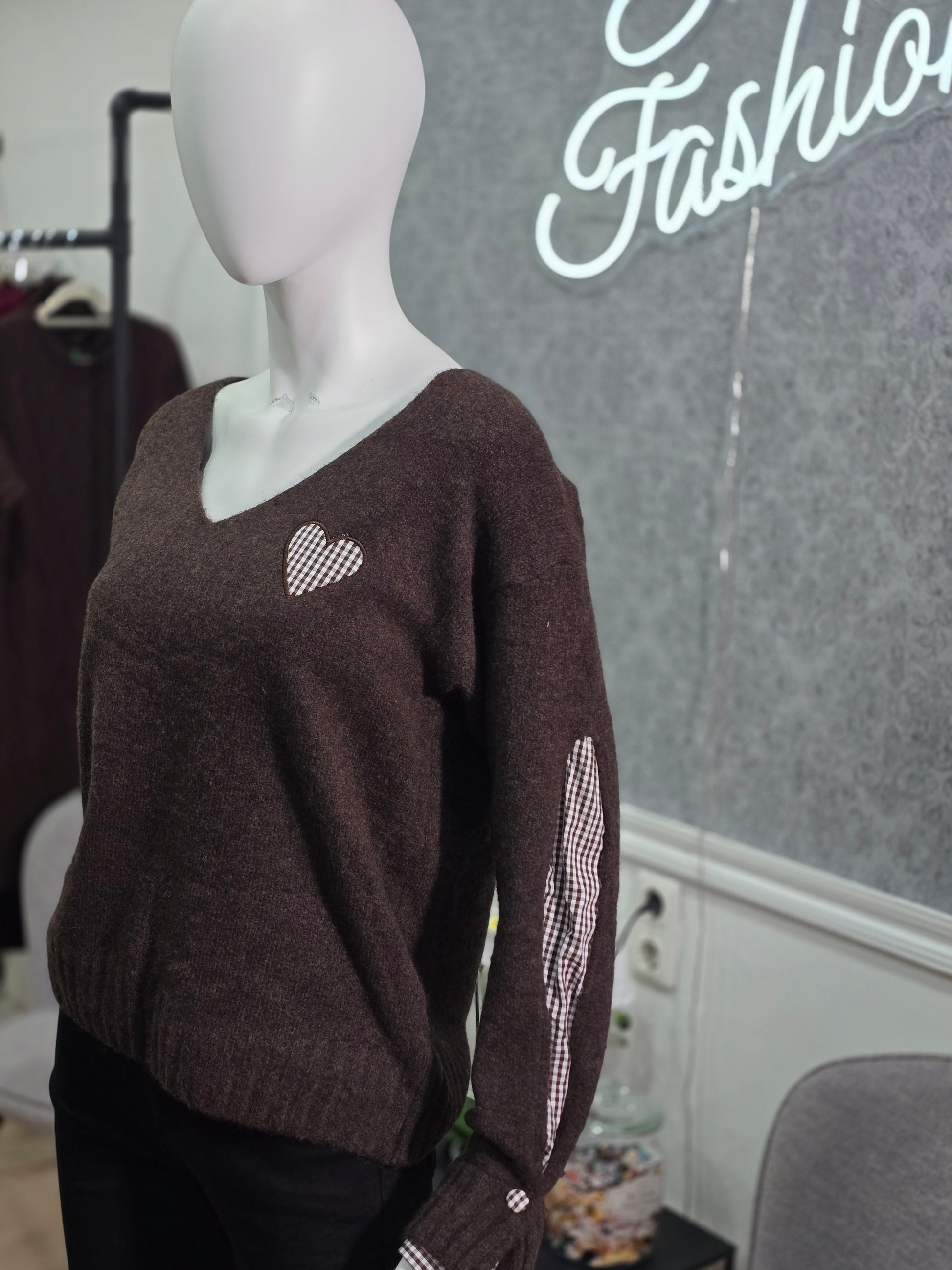 Pullover mit Herz-Applikation und Karodetails – Beige oder Schokoladenbraun