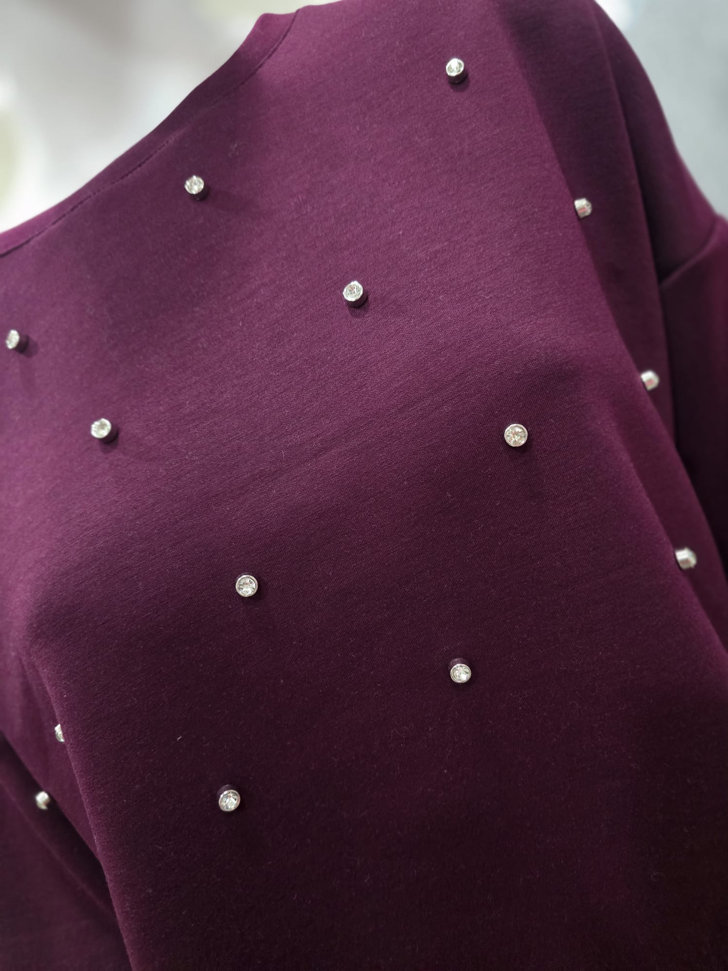 Elegantes Sweatshirt mit Strass-Applikationen