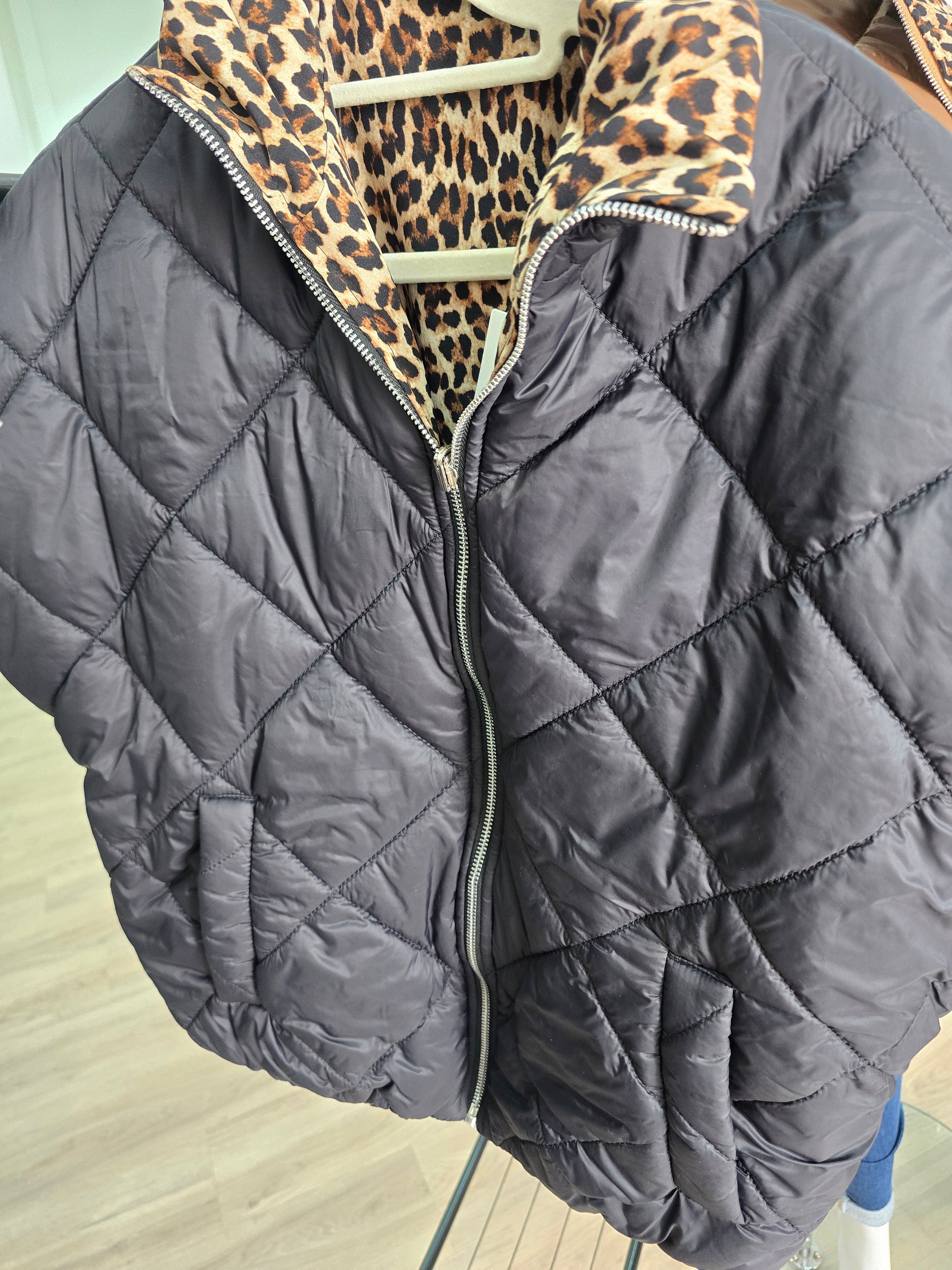 Wendbare Steppweste mit Leopardenmuster