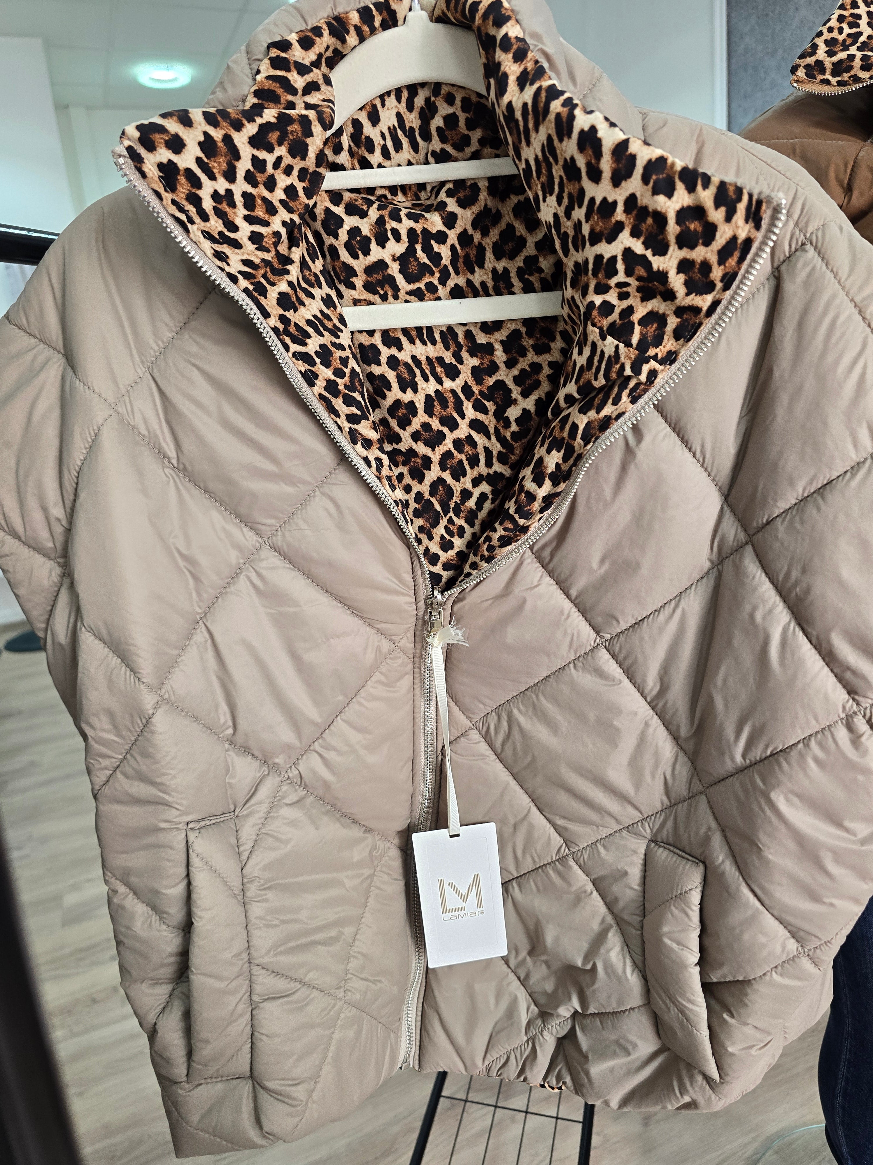 Wendbare Steppweste mit Leopardenmuster