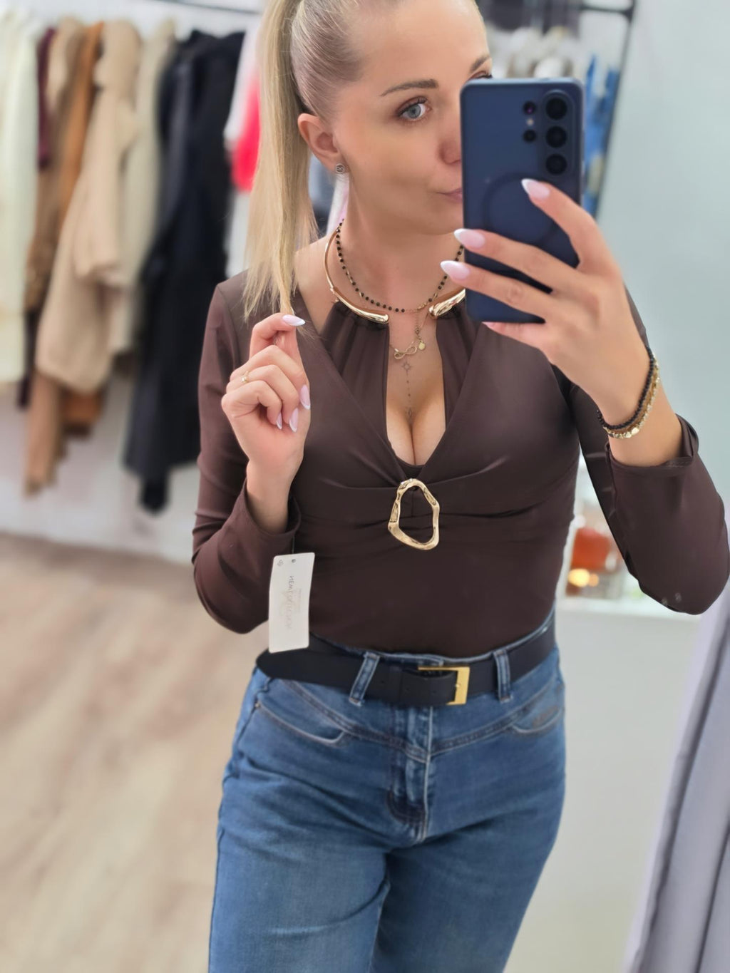 Eleganter Body mit goldenen Details