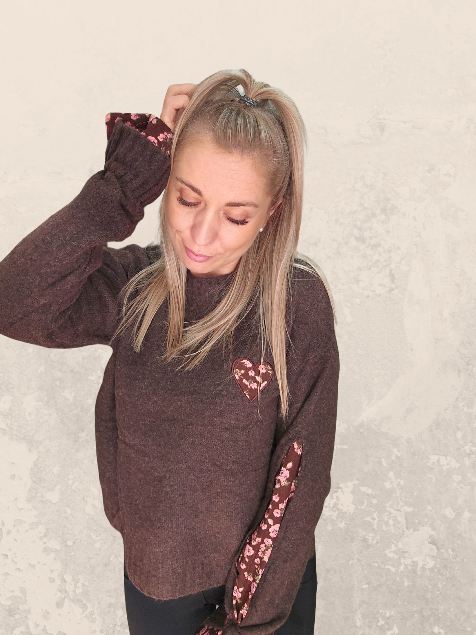 Pullover mit Herz und Blumendetails – Beige oder Schokoladenbraun