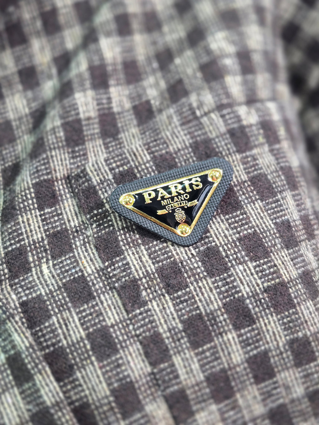 Karierte Hemdbluse mit „Paris Milano“-Applikation – Braun-Beige