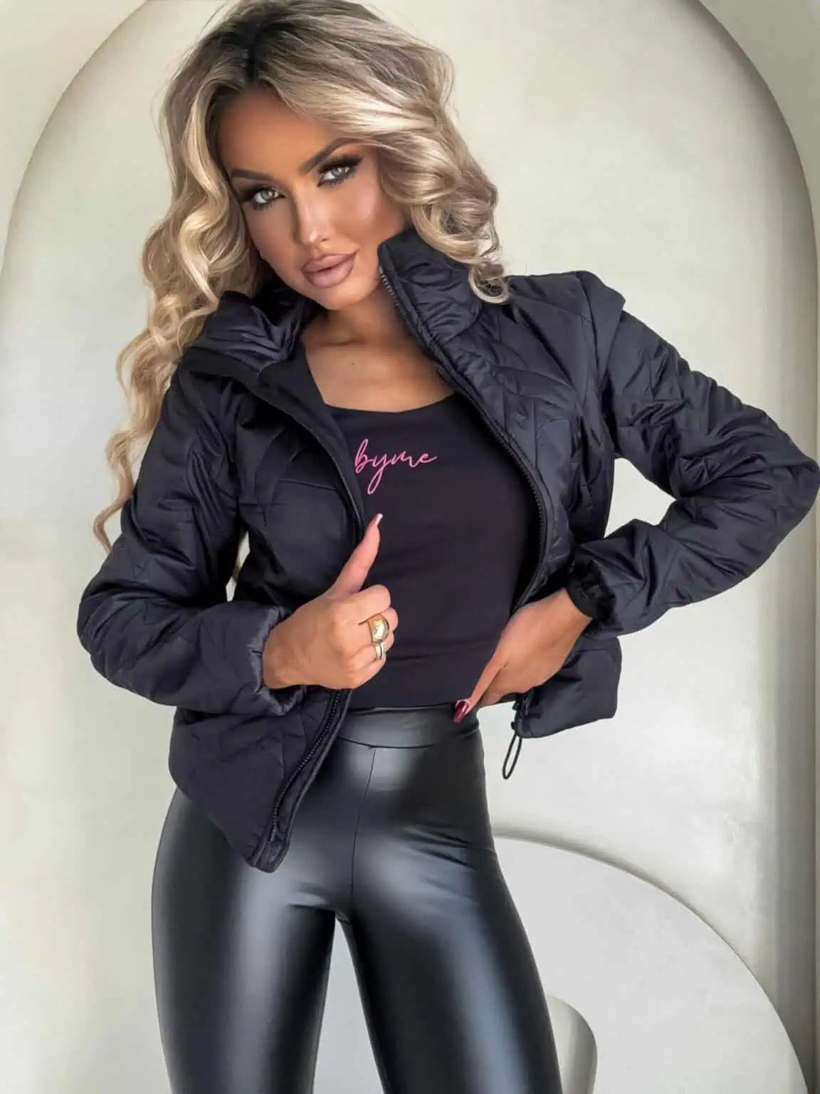 Kurze Damen Steppjacke mit Logo