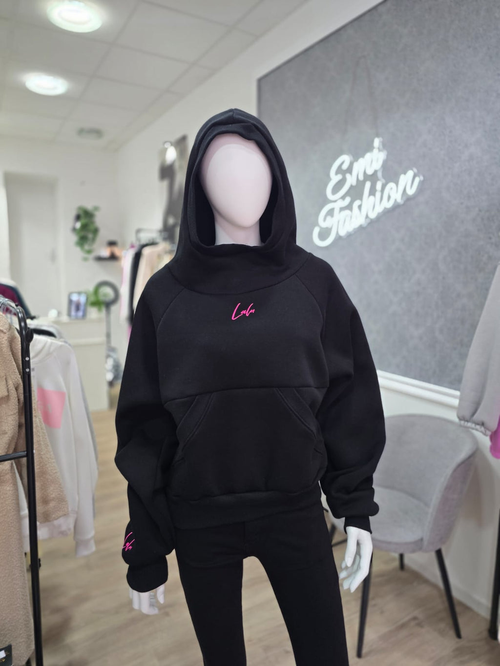 Schwarzer "Lala" Hoodie mit hohem Kragen