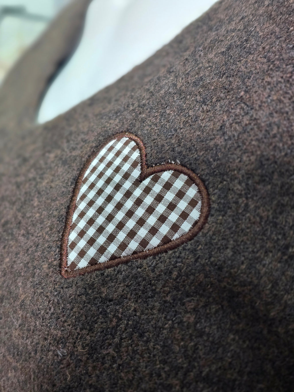 Pullover mit Herz-Applikation und Karodetails – Beige oder Schokoladenbraun