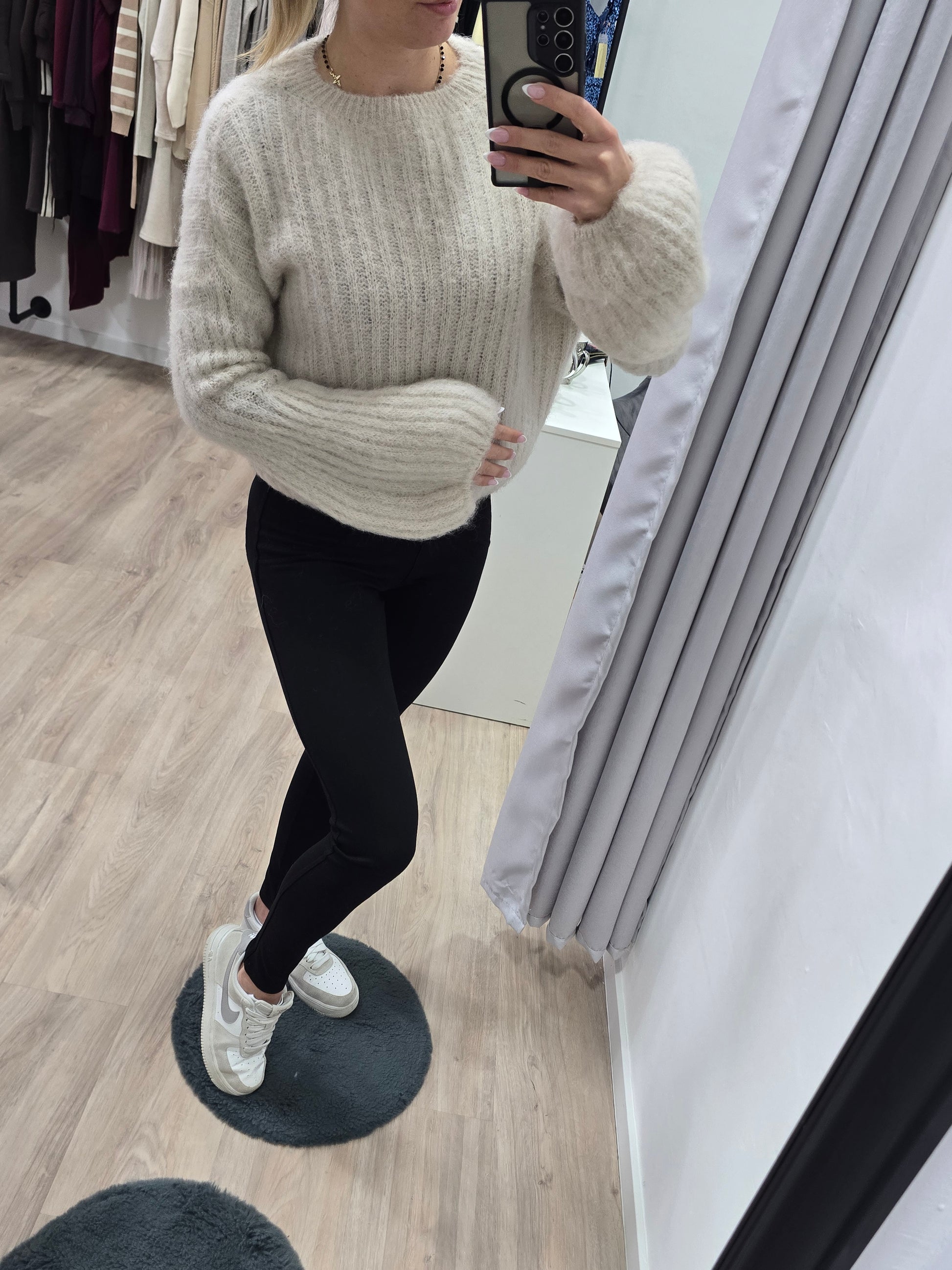 Flauschiger Pullover – Uni