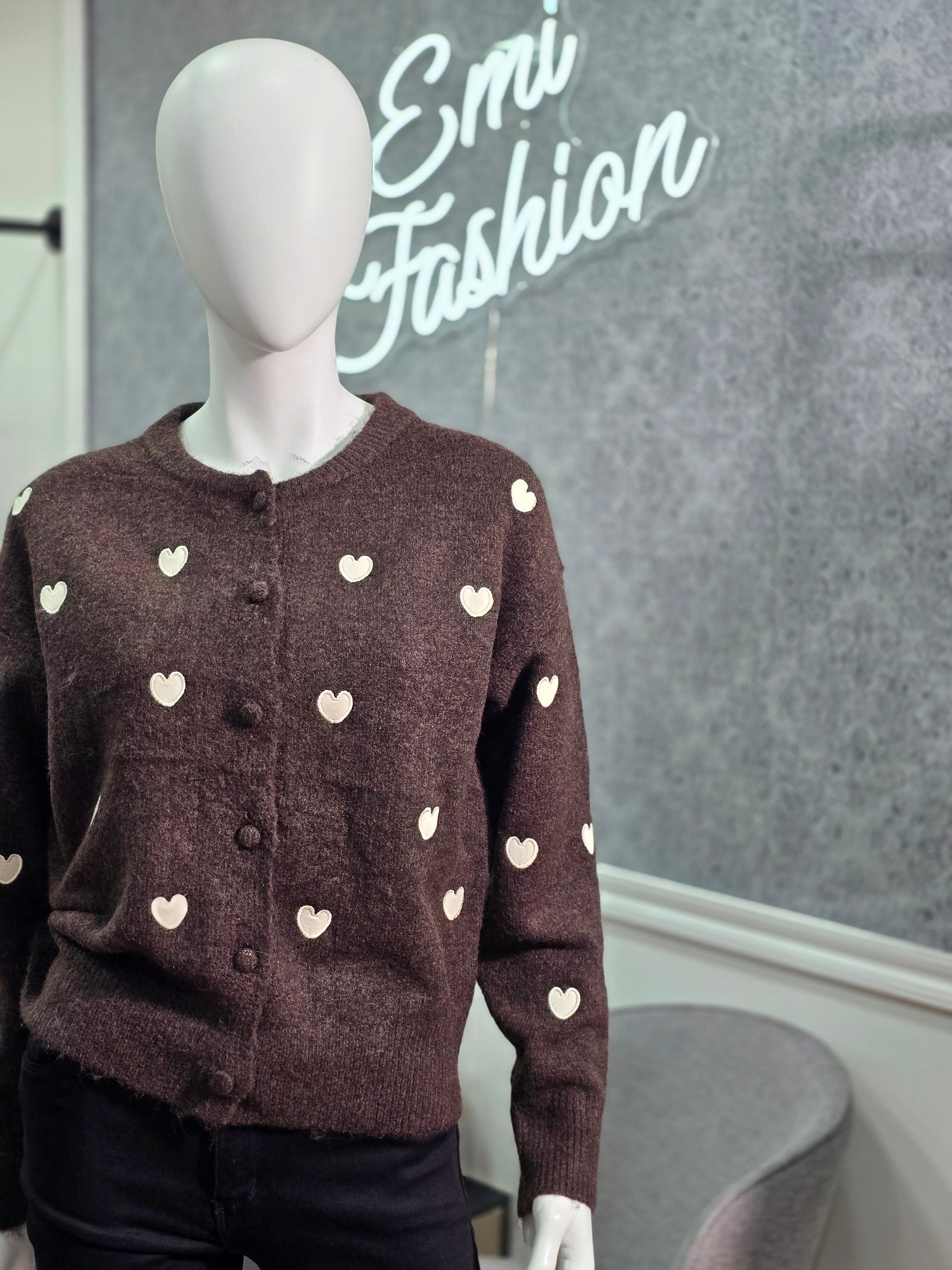 Strickjacke mit Herzmuster – Beige oder Schokoladenbraun