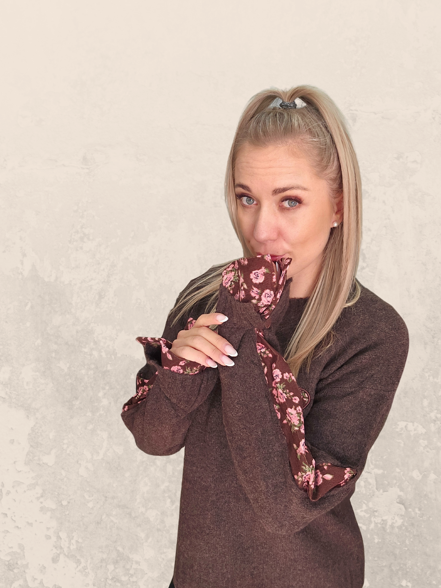 Pullover mit Herz und Blumendetails – Beige oder Schokoladenbraun