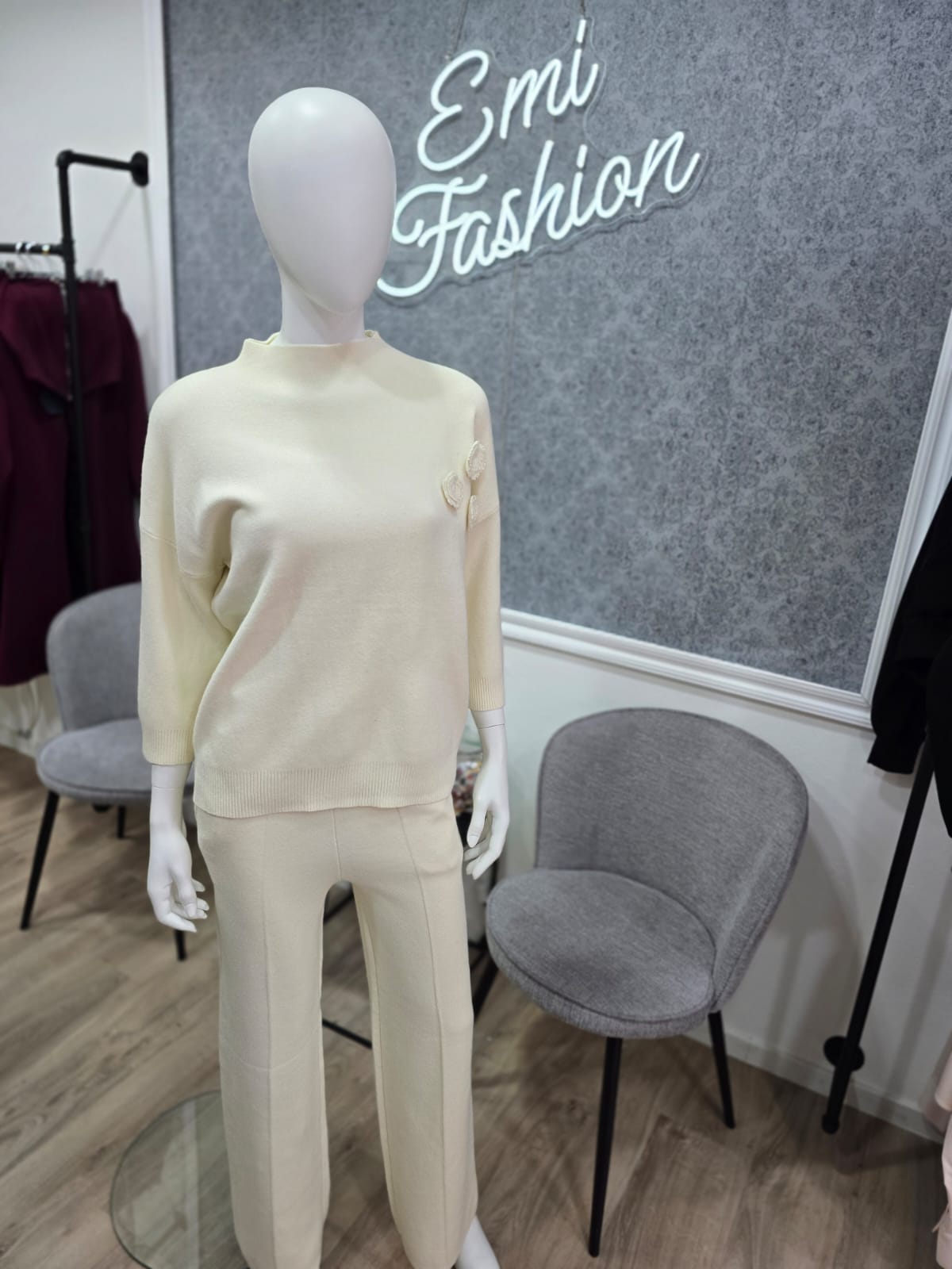 Luxuriöses Strick-Set mit Blumen-Applikationen