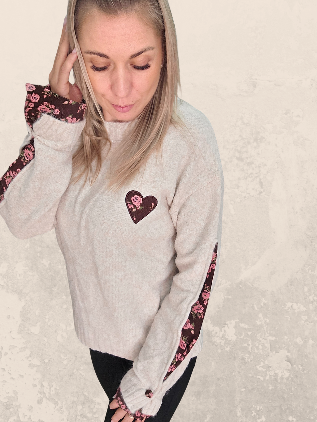 Pullover mit Herz und Blumendetails – Beige oder Schokoladenbraun