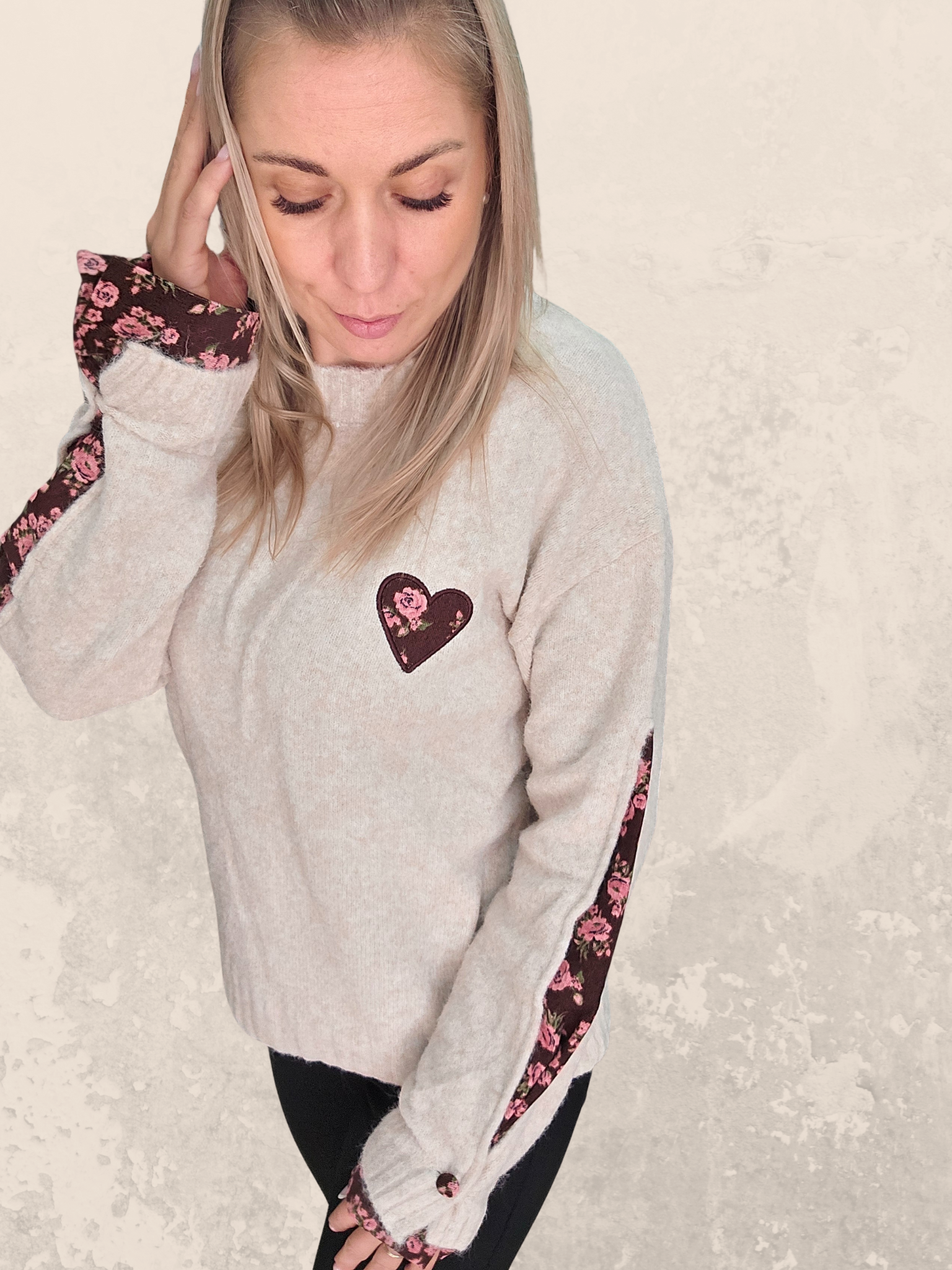 Pullover mit Herz und Blumendetails – Beige oder Schokoladenbraun