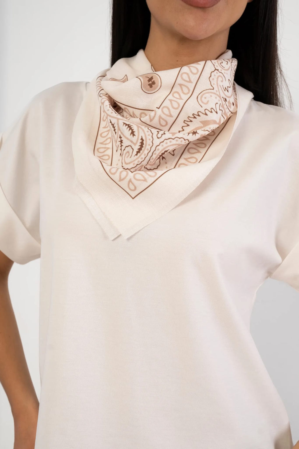 Style-Duo: Oversized T-Shirt mit passendem Paisley-Halstuch
