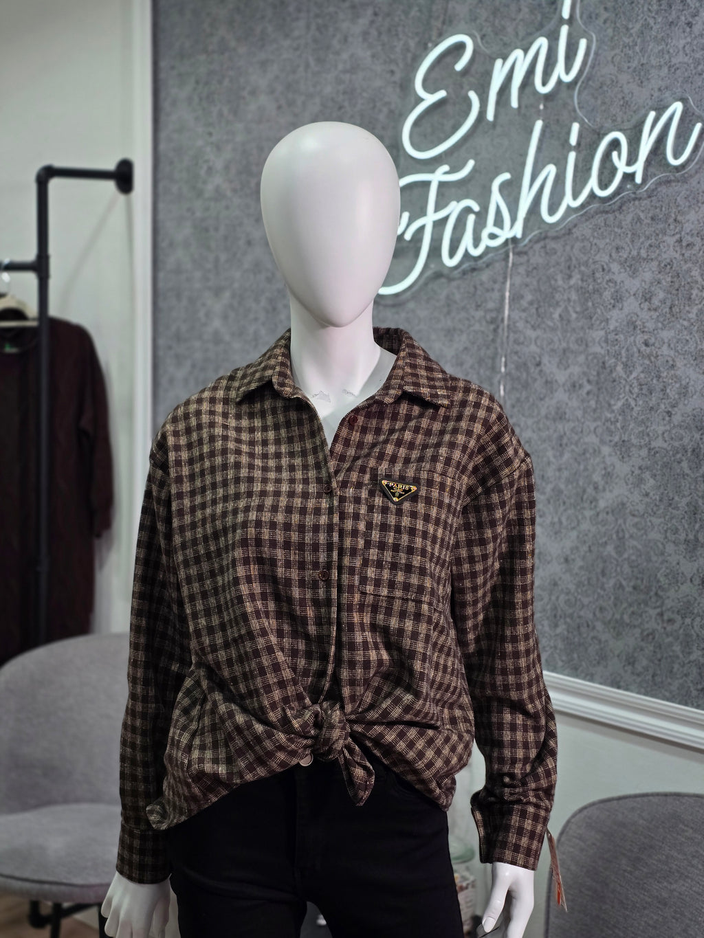 Karierte Hemdbluse mit „Paris Milano“-Applikation – Braun-Beige