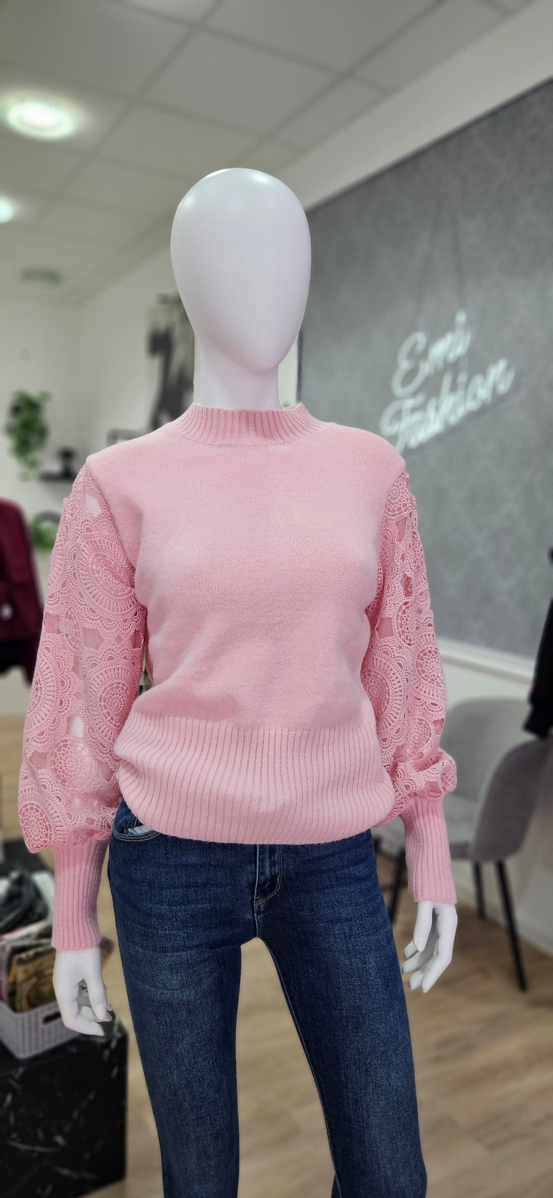 Eleganter Strickpullover mit Spitzen-Ärmeln