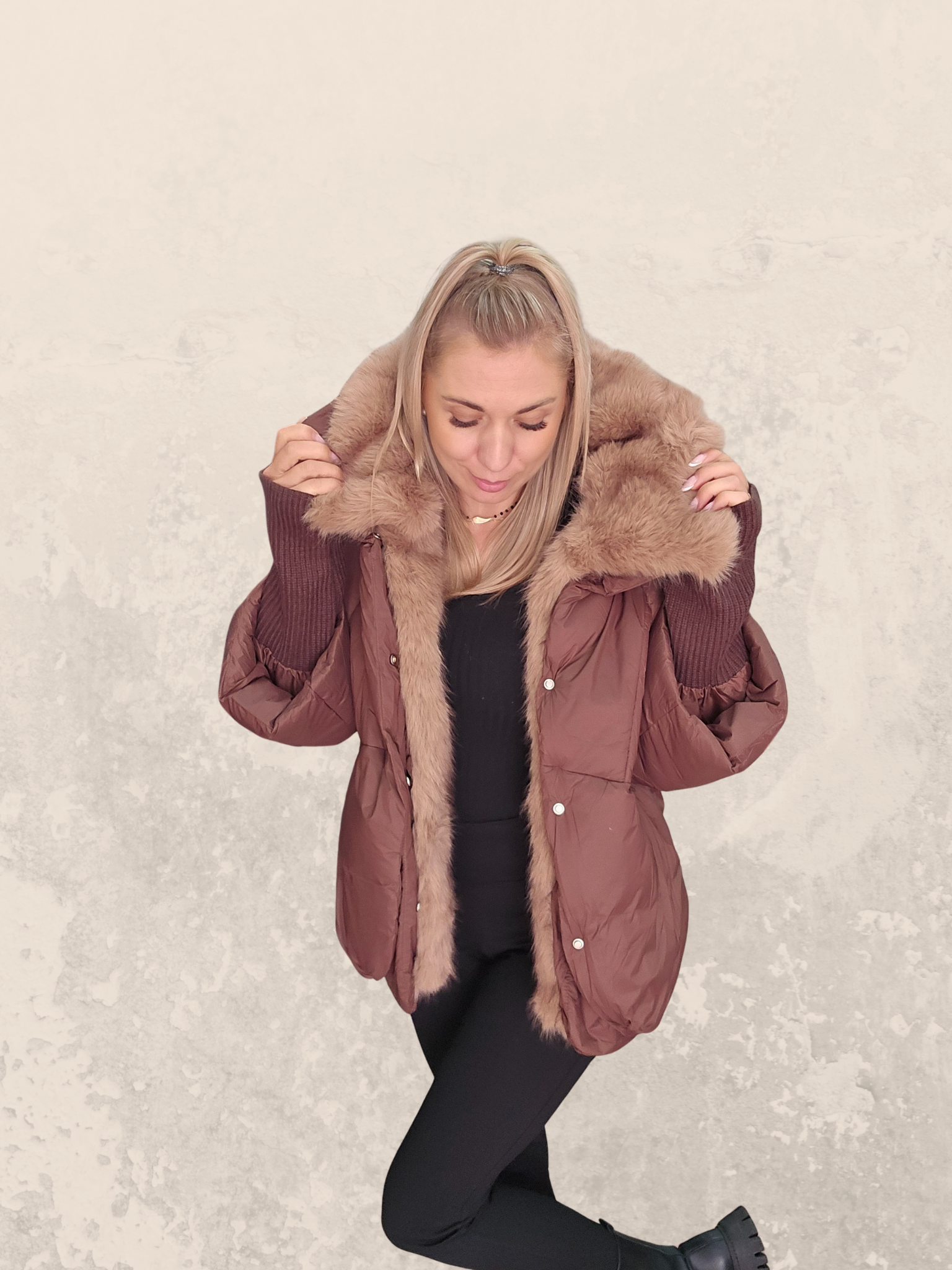 Steppjacke mit Kunstfell und Strickärmeln – Schokoladenbraun