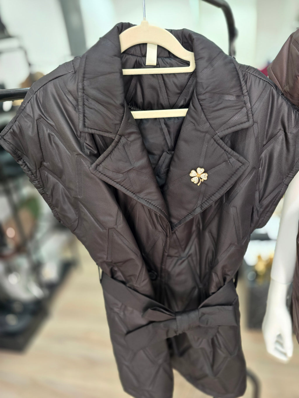 Elegante gesteppte Weste mit kurzem Ärmel & Bindegürtel